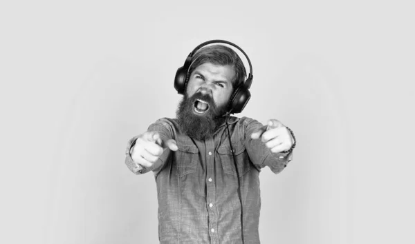 Γενειοφόρος βάρβαρος άντρας με μουστάκι φοράει ακουστικά ακούει μουσική, dj — Φωτογραφία Αρχείου