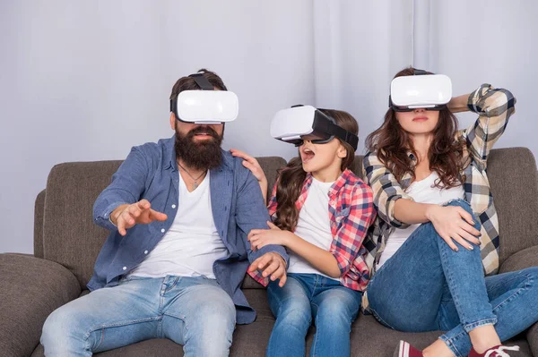 Sanal gerçeklik gözlükleriyle anne ve kızını şaşırttı.