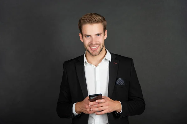 Hombre de negocios feliz comprobación de correo electrónico en el teléfono inteligente, negocio ágil — Foto de Stock