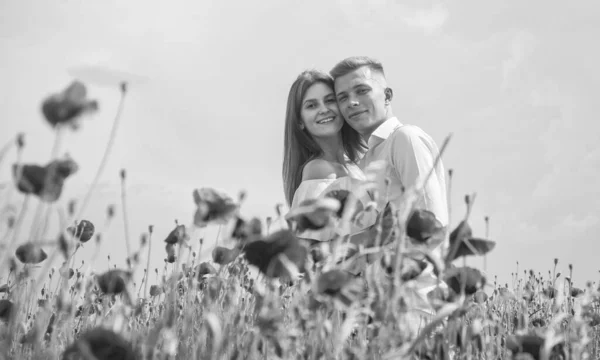 Estar enamorado. vacaciones de verano. familia feliz entre las flores rojas. primavera naturaleza belleza. amor y romance. relación romántica. hermosa pareja enamorada. hombre y mujer en el campo de flores de amapola —  Fotos de Stock