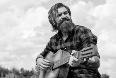 En sevdiğim şarkı. Country müzik konsepti. Sakallı adam akustik gitar çalar. Sıradan bir adam insani duygularını ifade eder. Uzun saçlı hippi ve bıyıklı gitarist. Müzik aleti olan erkek gitarist