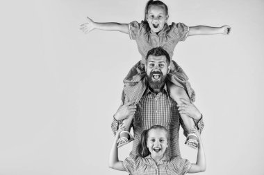 Çocuklar babalarıyla eğleniyor, birlikte eğleniyorlar.