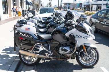 Long Beach, Kaliforniya ABD - 31 Mart 2021: Tustin polisi BMW R 1250 RT motosiklet parketti