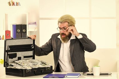 Nakit parası olan bir iş adamı. Vergi ödemesi. Şirketin gelir dolandırıcılığı. Banka hesabı. Kredi ve nakit konsepti. Finansal danışmanlık. Mali müşavir. Şirket finansmanı. Ekonomi konsepti. Nakit cirosu