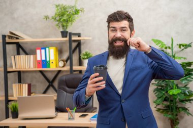 Ceketli olgun girişimcinin ofiste kahve molası vermesine, sabah kahvesi içmesine sevindim.