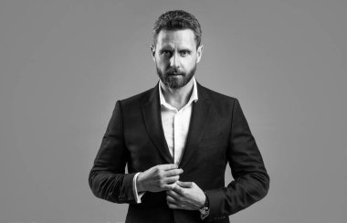 Patron ceketli, sakallı, modacı.