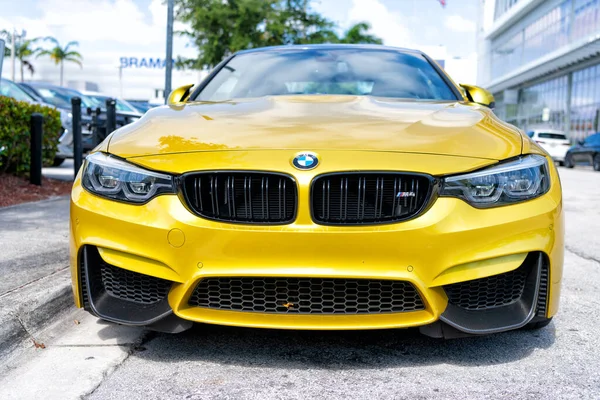 Miami Beach, Florida USA - 15 Nisan 2021: Sarı bmw m4, alçak açı. Lüks spor araba.