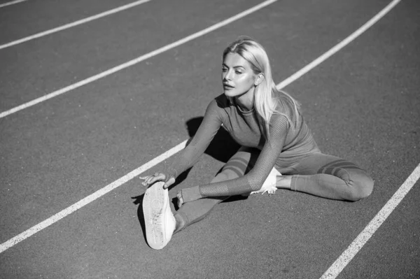 A fazer o seu melhor. saúde e energia. alongamento e aquecimento. senhora em fitness sportswear bombeou corpo. treinamento e treino. Treinadora atlética. Treinador de desporto feminino. estilo de vida desportivo saudável — Fotografia de Stock