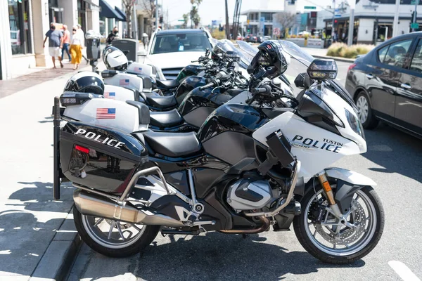 Long Beach, Kaliforniya ABD - 31 Mart 2021: Tustin polisi BMW R 1250 RT motosiklet parketti