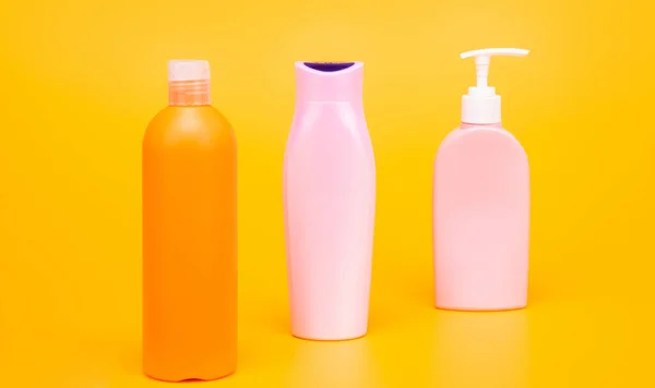 Liquid plastic containers for shampoo and bodywash cosmetic products and toiletries, bottles — Zdjęcie stockowe