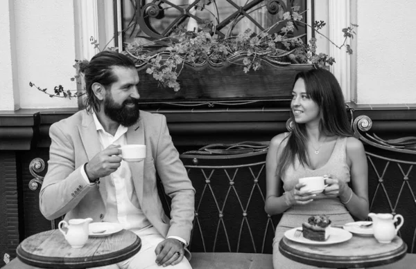 年轻的女朋友和男朋友在夏城咖啡馆、早茶里，在户外摆出一副情色 — 图库照片