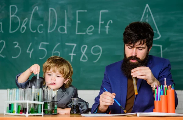 Play with liquids. Teacher and boy chemical laboratory. Study chemistry and biology. Personal example inspiring. School knowledge. Knowledge day september holiday. Basic level chemistry knowledge — Stockfoto