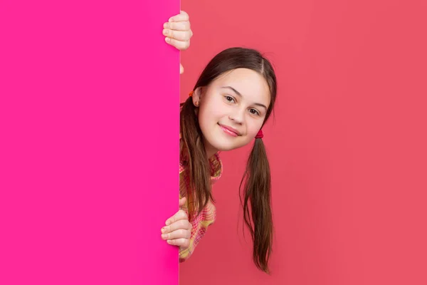 광고용 복사본 공간 이 있는 백지 핑크 종이 뒤에 밝은 소녀 — 스톡 사진
