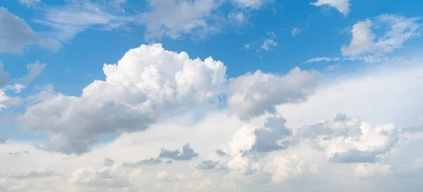 Concepto del tiempo. cielo azul con nubes blancas a la luz del día — Foto de Stock