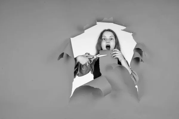 Feliz adolescente menina cortar papel com tesoura, espaço de cópia, criatividade — Fotografia de Stock