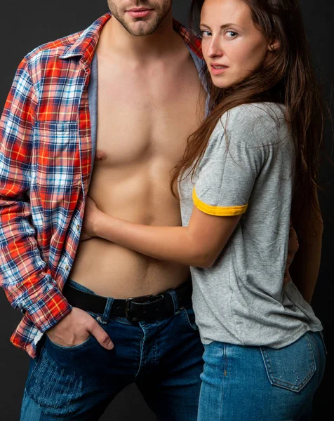 Móda a krása. ostříhaný sexy pár zamilovaný na černém pozadí. mladí lidé. — Stock fotografie
