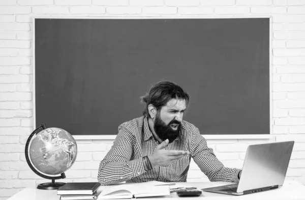 Estudiante universitario infeliz enojado que trabaja en el proyecto de diploma usando computadora portátil, educación —  Fotos de Stock