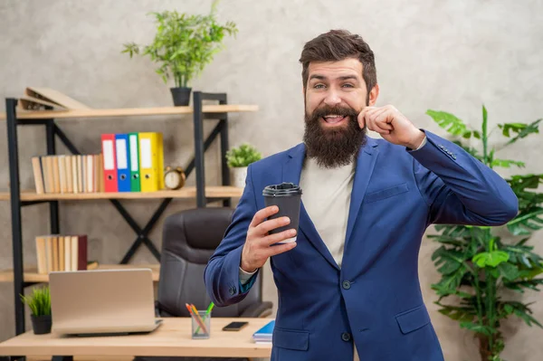Ceketli olgun girişimcinin ofiste kahve molası vermesine, sabah kahvesi içmesine sevindim.