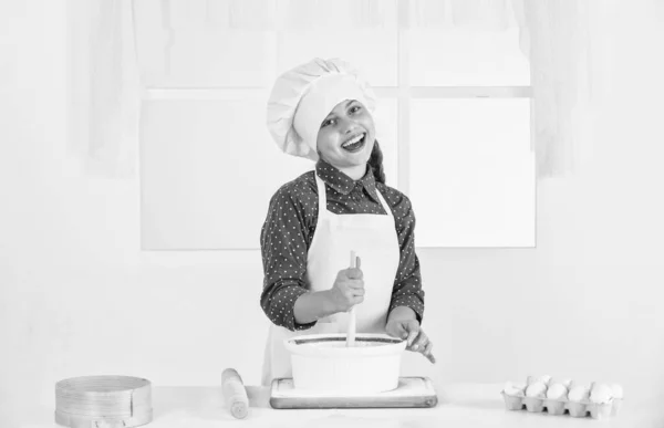 Sorrindo menina adolescente em chef uniforme cozinhar e assar, padaria — Fotografia de Stock