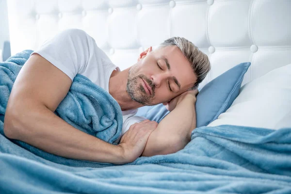 Mature guy sleeping in bed. early morning — Foto de Stock