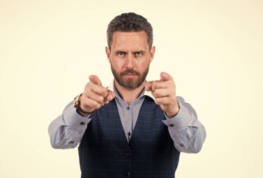 Ofis kıyafetleri içinde yakışıklı bir adam. Tüylü kendine güvenen bir iş adamı. Erkek güzelliği ve moda.