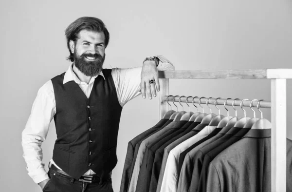 Man hipster σχεδιαστής μόδας προσαρμοσμένα κοστούμια συλλογή, έννοια υπηρεσίες ράφτη — Φωτογραφία Αρχείου