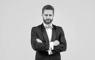 Etkinlik yöneticisinin kendine güveni ve şıklığı. Tüylü, olgun, tıraşsız bir adam. Smokinli yakışıklı iş adamı. Erkek moda papyonu. Estetik gelişim. lüks ve başarı