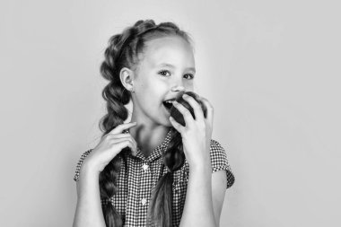 Çocuk elma yiyor. Meyveli çocuk. Mutlu çocukluk. Elma yiyen genç kız. Sonbahar hasadı. Bahar mevsimi meyveleri. Vitamin dolu. Sadece organik yiyecekler. Doğal ve sağlıklı. Bahar gününün tadını çıkar.