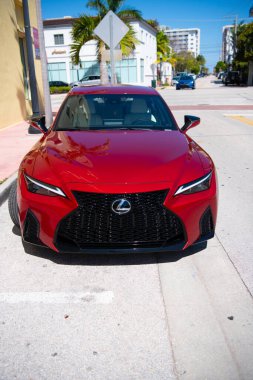 Miami Beach, Florida ABD - 13 Nisan 2021: Red Lexus RC 200t Miami plajına park edilmiş, ön manzara.