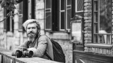 El kamerasıyla ateş edilmiş. Fotoğrafçı adam çekim yapıyor. Çekim günü hobisi. Hobi ve boş zaman. Olgun yetenekli kameraman. Paparazziler dijital kamera kullanır. Fotoğraf çekimi oturumu