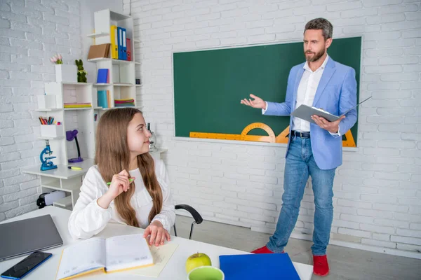 Positieve kind studie in de klas met de leraar. selectieve focus — Stockfoto