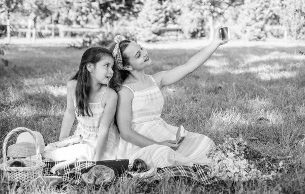 Di queso. Los niños felices se toman selfie en el picnic. Disparos con selfies. La vida moderna. Nueva tecnología. Vacaciones de verano. Reunión familiar. Comer al aire libre —  Fotos de Stock