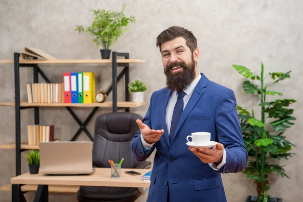Позитивный зрелый предприниматель в куртке с кофе-брейк в офисе, парень — стоковое фото