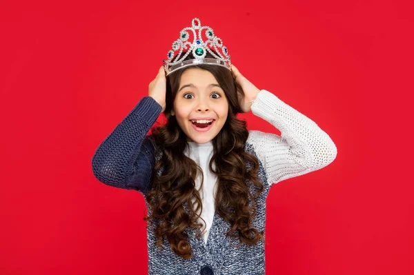 Surprused child in queen crown. princess in tiara. portrait of proud kid. teen girl wear diadem — ストック写真