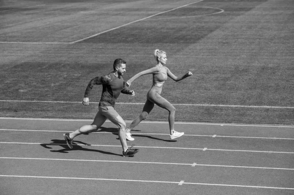 Energie uithoudingsvermogen. fit sportieve mensen springen. Man en vrouw sporttrainer rennen. fitness koppel training — Stockfoto