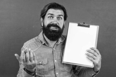 Reklam için yer. Sınava hazırlan. Ders üzerine ders veren üniversite hocası. Okula dönüyorum. gayri resmi eğitim. Olgun öğretmenin kâğıt üzerinde notlar almasına şaşırdım. Vahşi sakallı adam belgelerle sınıfta çalışıyor.