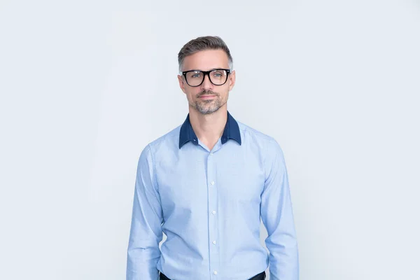 Χαρούμενα ώριμη CEO φορούν επιχειρηματικό πουκάμισο και γυαλιά σε γκρι φόντο — Φωτογραφία Αρχείου