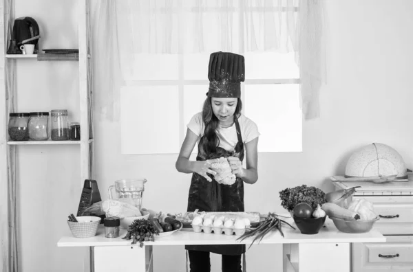 Ребенок делает тесто для выпечки, готовить — стоковое фото