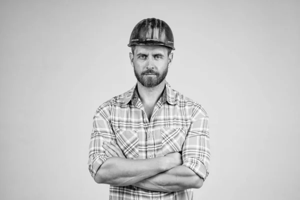 Knappe man ingenieur in de bouw veiligheidshelm en geruit shirt op de bouwplaats, architectuur — Stockfoto