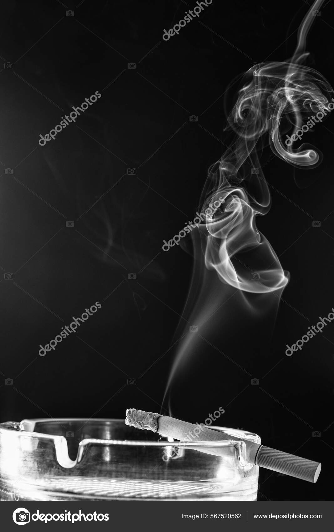 Rauchschwaden. Rauch steigt aus einer Zigarette im Aschenbecher