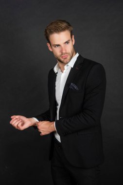 Siyah arka planda takım elbiseli yakışıklı işadamı, iş adamı