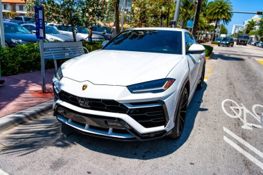 Miami Beach, Florida ABD - 14 Nisan 2021: beyaz Lamborghini Urus Sedan, köşe manzaralı.