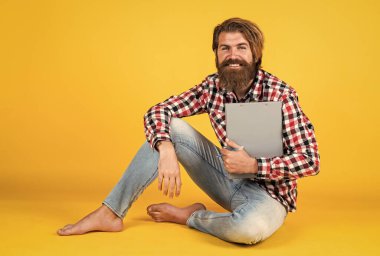 Sakallı öğrenci gazetesine not almaya gidiyor. Belge klasörüne sıradan yazı yazan bir adam. Evrak işi konsepti. Tipik ofis hayatı. Projede çalışan sakallı adam.