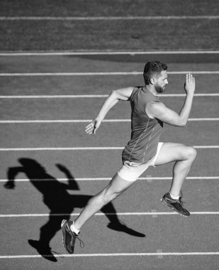 Gelmiş geçmiş en iyi kardiyo. Kaslı adam hareket halinde. Atletik adam sprint 'te yarışıyor. Spor, sağlıklı yaşam tarzı. Spor salonu açık havada. Koşu parkurunda koşan biri. Enerjik ve sportif. maraton hız enerjisi