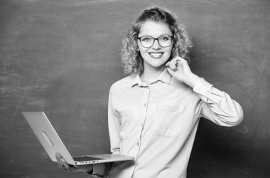 Mutluluk. Online eğitim. İşletme. Dizüstü bilgisayarlı mutlu bir öğrenci. E-öğrenme konsepti. İnternet üzerinden eğitim. Modern teknoloji. Modern okuldaki kız. Öğretmen kadın tahtada