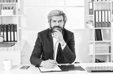 İşle ilgili bir karar. İş çözümleri. Sakallı patron. Yönetici sorunları çözüyor. Entelektüel bir görev. Finansal analiz. Standartları yükseltmek. Borsa. Ofis personeli konsepti