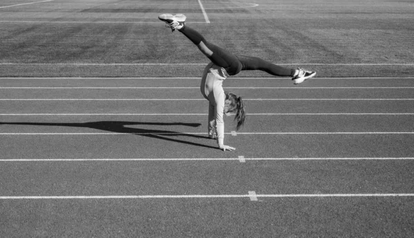 Gezond kind meisje training fitness op stadion running track, gymnastiek — Stockfoto