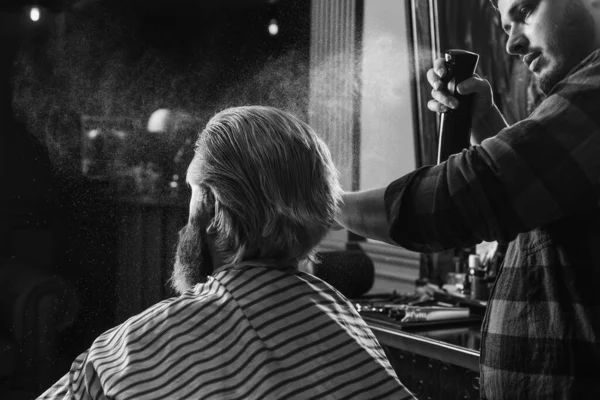 Kosmetiskt för män. Hårstylist betjänar klienten i frisörsalongen. Personlig frisör. retro och vintage. Designar frisyr. Frisörverktyg i frisörsalongen. stilig frisör klippa hår klient — Stockfoto