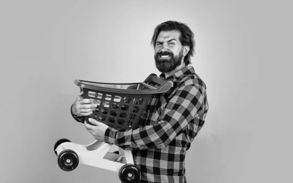 Retrato de um homem maduro de pé com um carrinho de compras, compras — Fotografia de Stock