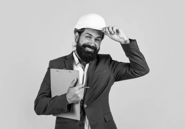 Arquiteto de chapéu duro segurando plantas e saudação tocando capacete, bem-vindo a bordo — Fotografia de Stock
